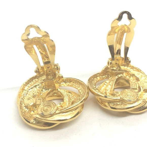 3/$30 VINTAGE 80S RUNWAY CLIP ON EARRINGS GOLD TONE SWIRL INTERLOCKING BUTTON - Picture 16 of 17
